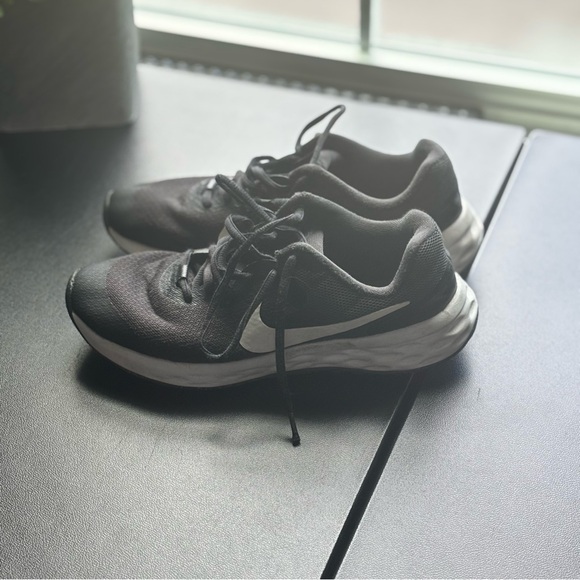 Nike Black and Gray Sneakers - Picture 1 of 5